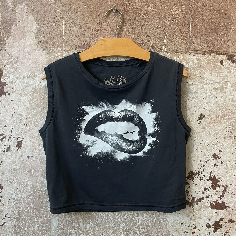Bite my Lips - Crop Top Washed Black - Pulver & Blei