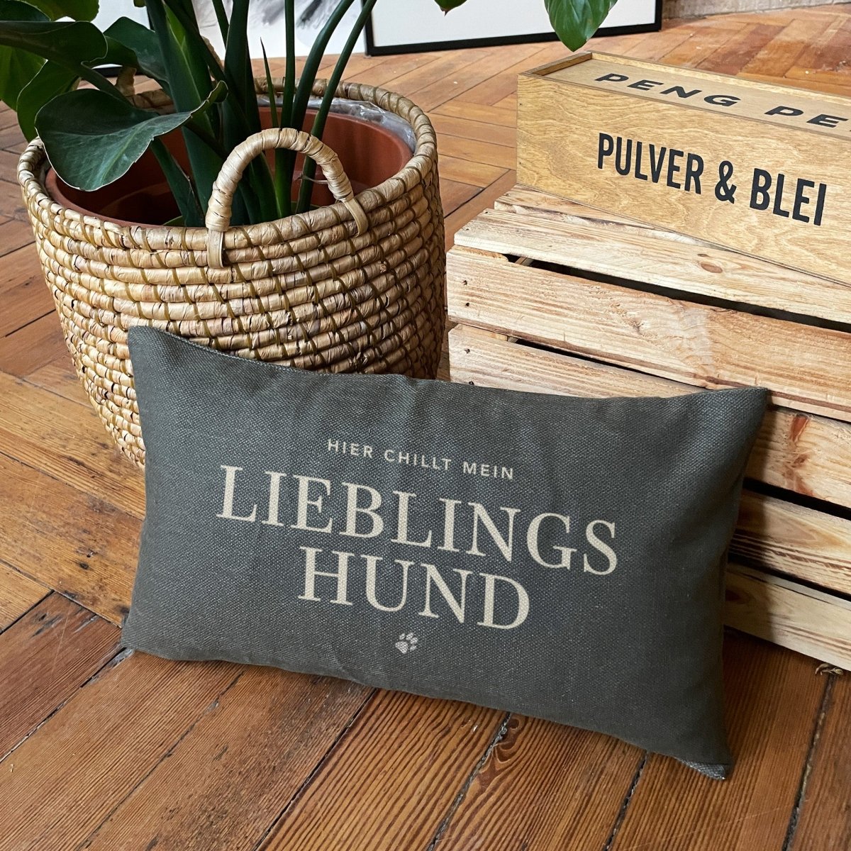 Hier chillt mein Lieblingshund - Kissen Oliv - Pulver & Blei