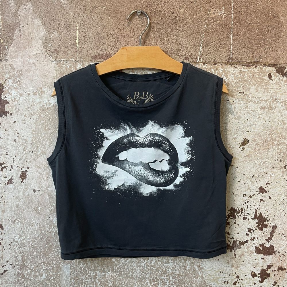 Bite my Lips - Crop Top Washed Black