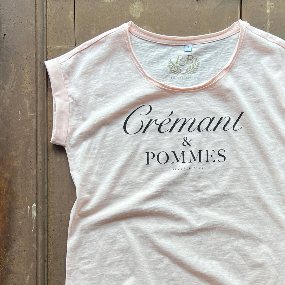 Crémant & Pommes - Fashion T-Shirt Rosé - Pulver & Blei
