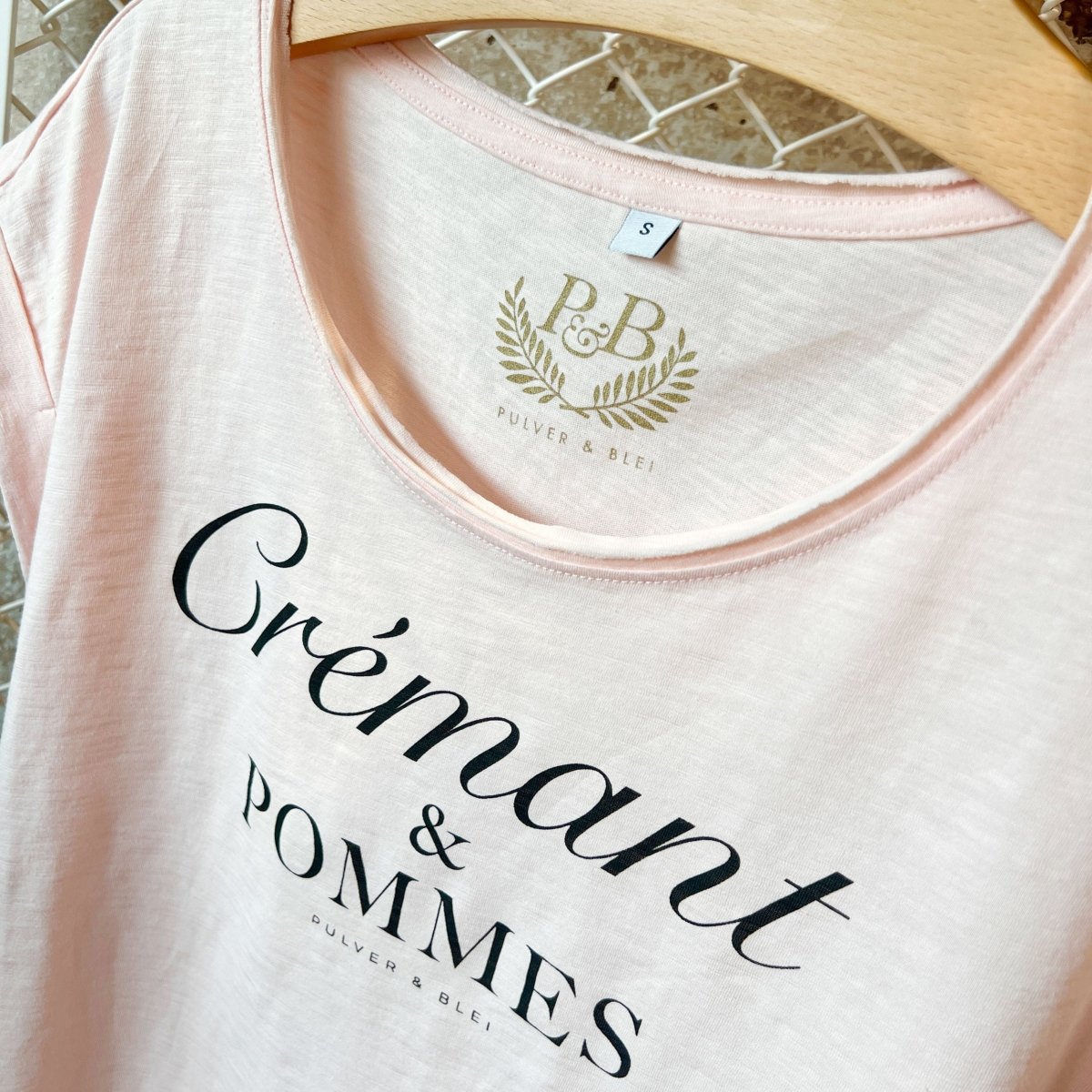 Crémant & Pommes - Fashion T-Shirt Rosé - Pulver & Blei