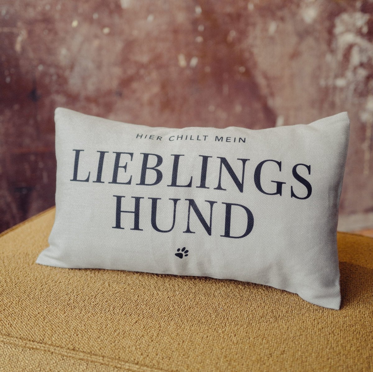 Hier chillt mein Lieblingshund - Kissen Sand - Pulver & Blei