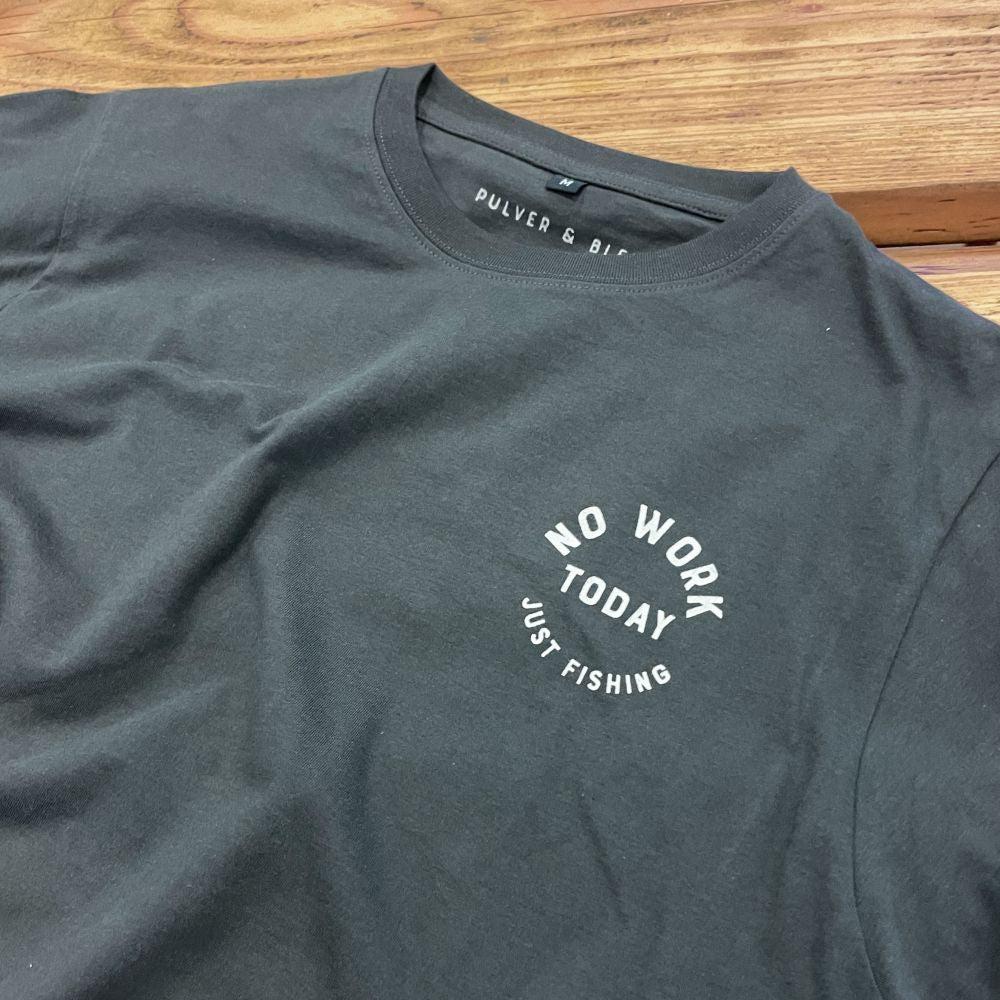 No Work Just Fishing - T-Shirt Dark Oliv - Pulver & Blei