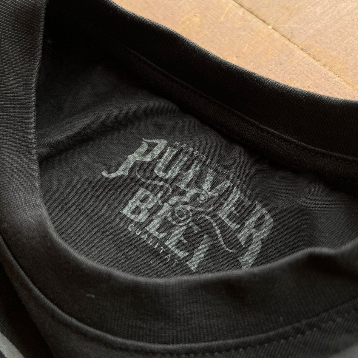 Old Gun - Classic T-Shirt Black - Pulver & Blei