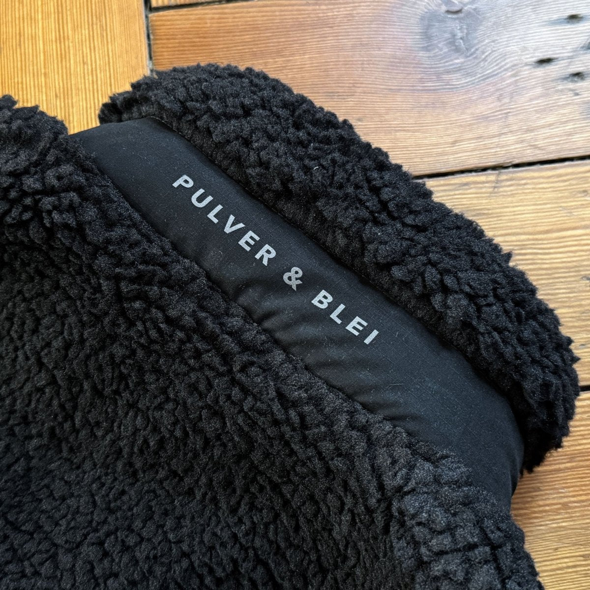 Teddy is Back - Weste Black - Pulver & Blei