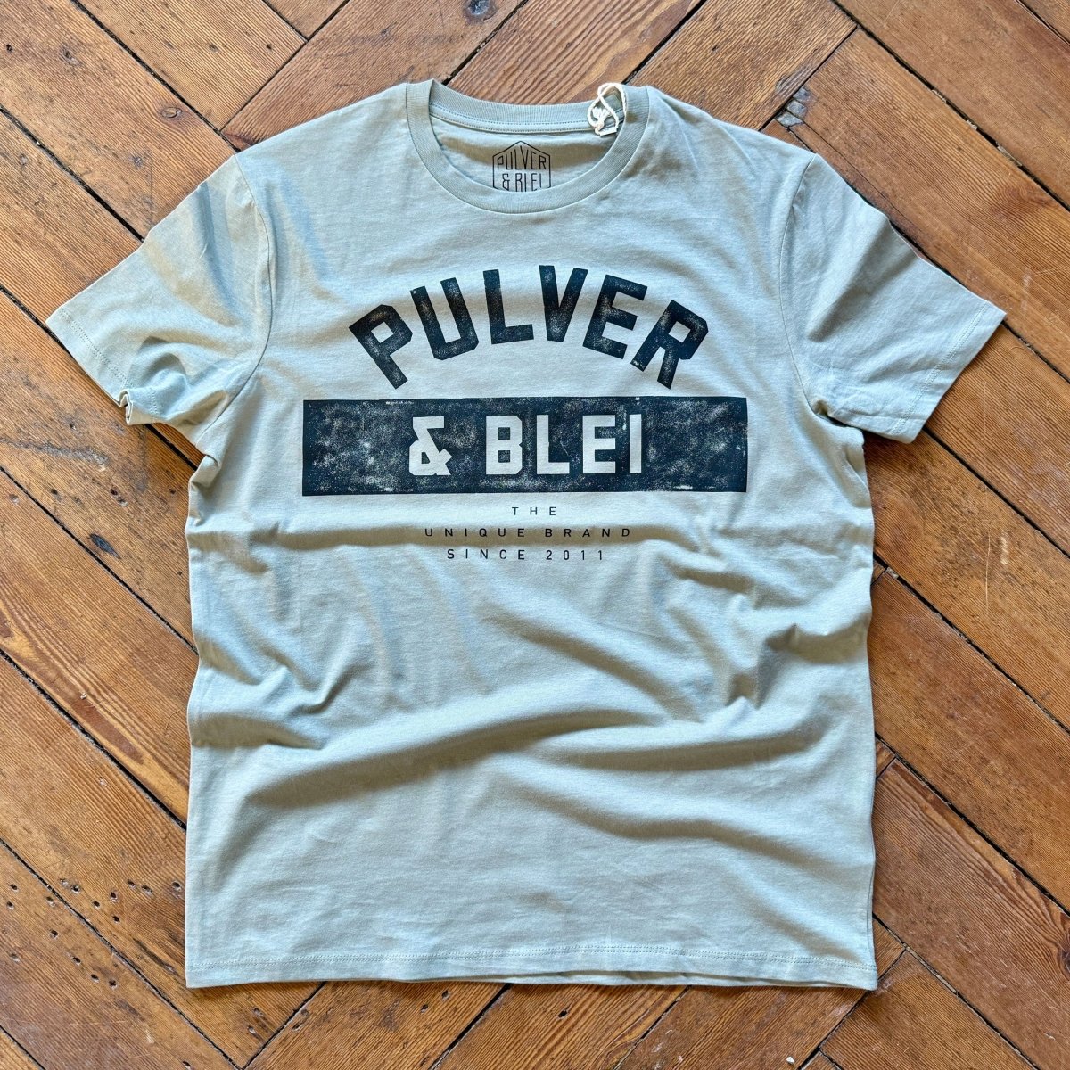 Uniq Almond Green Signature T-Shirt - Pulver & Blei